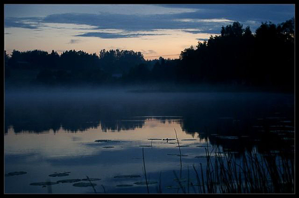 Kvällsvy över sjön i stugan.